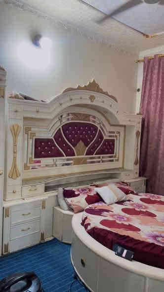 غرفة نجارة ملكية ضخمة للبيع 
مستعملة سنتين فقط ونضيفة جداً 
السعر مليونين 
امسويها تسگام خمس ملايين 
العنوان بابل 
(بيت مو معرض) 
***********
