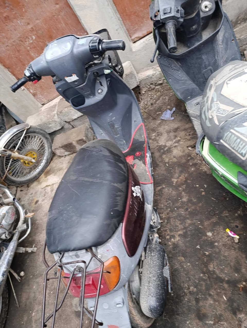 دراجه بزونه لبيع  المكينه ما مفتوح سعره 200 رقم الهاتف ***********
