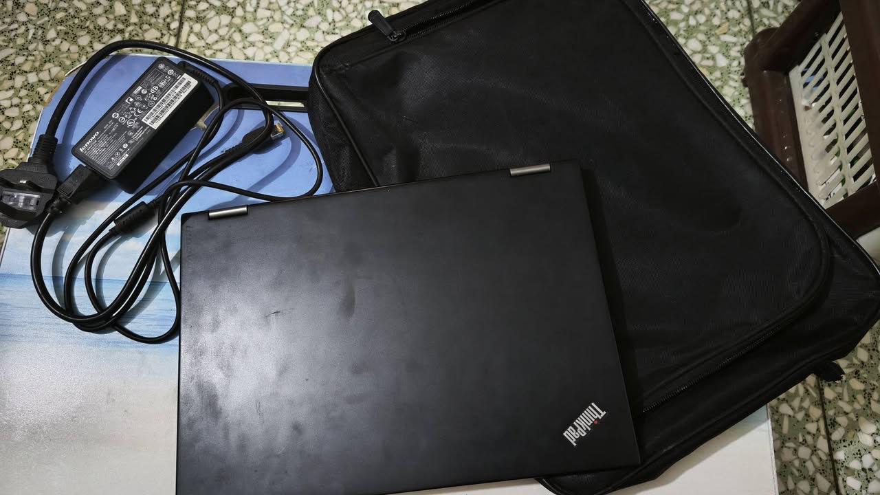 💻 للبيع: لابتوب Lenovo ThinkPad Yoga 260 (لمس + يفتر 360 درجة)
لابتوب راقي وعملي جداً من فئة الثنك باد المعروفة بقوتها وتحملها، الجهاز يتحول إلى تابلت (ايباد) وشاشته لمس سريعة وممتازة للدراسة، التصميم، أو العمل اليومي.
⚙️ المواصفات الفنية:
المعالج (CPU): Intel Core i7-6600U (الجيل السادس).
الذاكرة العشوائية (RAM): 8 جيجابايت DDR4.
الهارد (Storage): 256 جيجابايت من نوع SSD M.2 (سريع جداً في الإقلاع وفتح البرامج).
الشاشة: مقاس 12.5 بوصة بدقة Full HD، تدعم اللمس وتدور بزاوية 360 درجة.
كارت الشاشة: الداخلي Intel HD Graphics.
🌟 الميزات والإضافات:
القلم الأصلي (Stylus): مدمج داخل جسم اللابتوب ويشحن تلقائياً (ممتاز للكتابة والرسم والتأشير).
الحماية: يحتوي على مستشعر بصمة إصبع (Fingerprint) لتأمين الجهاز.
الكيبورد: كيبورد مضيء (Backlit Keyboard) مريح جداً بالكتابة باللغة العربية والإنجليزية.
النظام: منصب عليه ويندوز 11 الأصلي ومحدث ومستقر تماماً.
المنافذ: يحتوي على منافذ HDMI، ومنافذ USB متعددة، وكاميرا HD، وواي فاي وبلوتوث.


**إذا كنت صاحب هذا الإعلان وتريد حذفه لأي سبب، رجاءا أرسل رسالة إلى الدعم الفني**