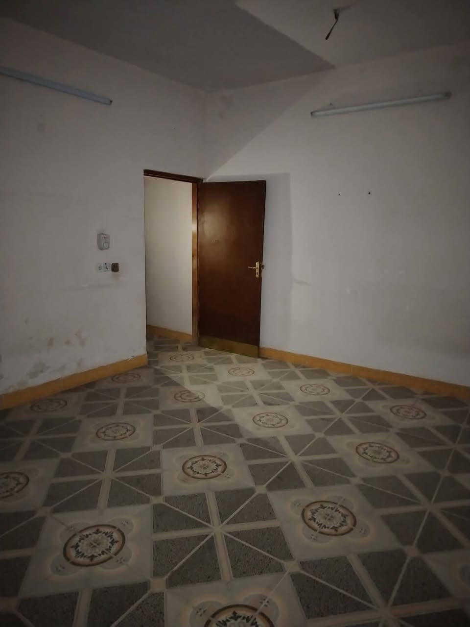 دار للايجار طابقين
مساحه 100م يحتوي على غرفتين نوم مع هول واستقبال ومطبخ وصحيات وكراج سياره كركوك أسرى والمفقودين قرب صيدليه تولين على شارع ٢٠ سعر 250الف للتواصل
*********** علي
*********** ابو مصطفى يايجلي
