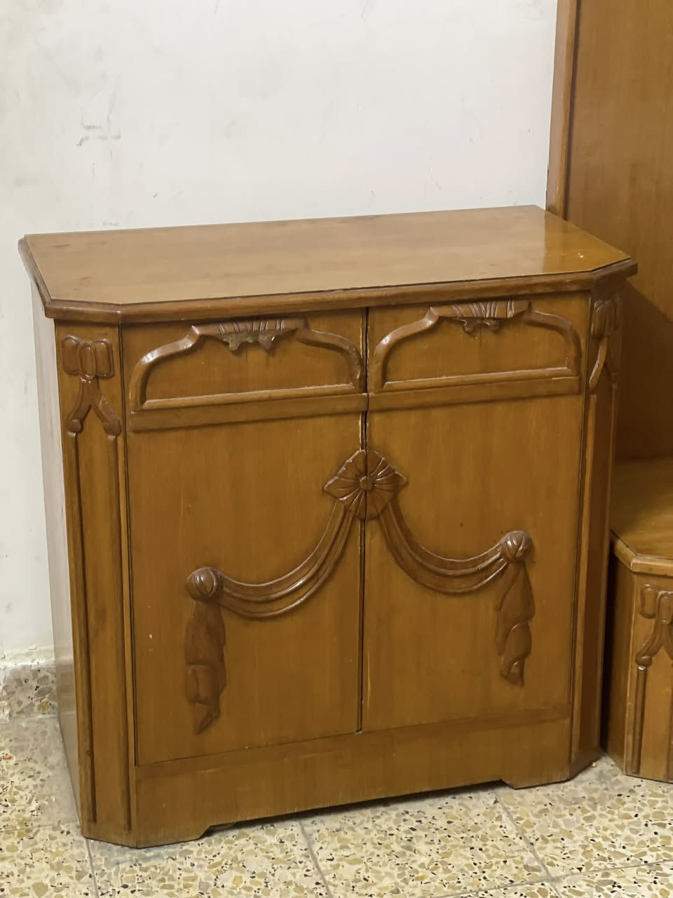 غرفة صاج عراقي مكونه من ست قطع سرير وخزانه من ست أبواب معه أبواب عليه وميز تواليت وخزانة ادراج من خمست ادراج وخزانه جانبيه وعلاقة ملابس . السعر 750 الف الموقع بغداد حي الجهاد للاستفسار الاتصال برقم *********** او ***********
