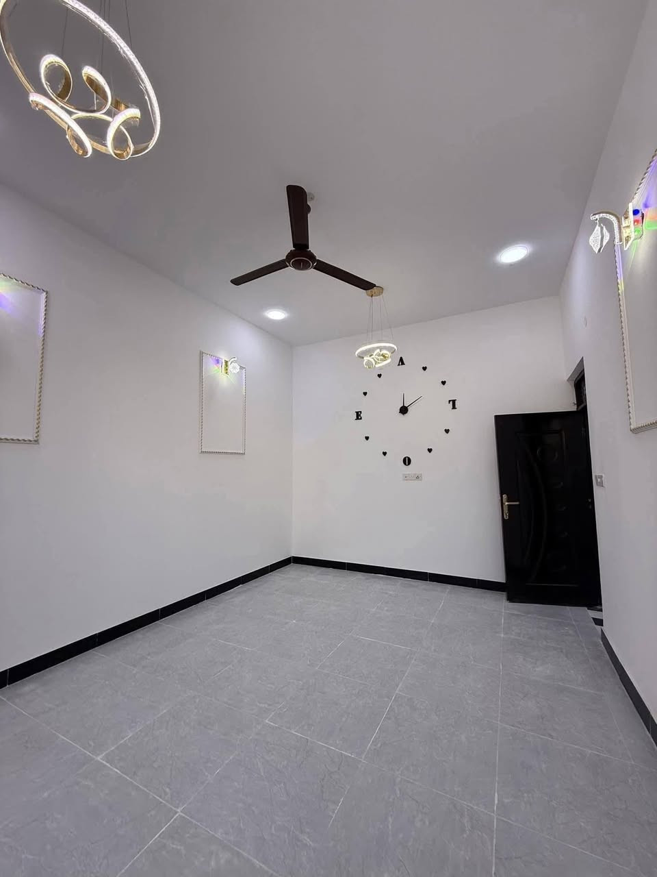 🏡 تعبت من البيوت القديمة أو الأسعار المبالغ بيها؟ هذا البيت إلك 👇
🏡 بيت جاهز للسكن فورًا بالبصرة – بدون تعب ولا تصليح
✨ بناء حديث 2026 وتشطيب نظيف
📐 200 متر | 🚗 شارع 10 متر مبلط
📍 البصرة – محولة زهير
يبعد 700 متر عن الشارع العام – منطقة هادئة ومناسبة للعوائل 🌿
🏠 كل شي جاهز حتى تسكن مباشرة:
✔️ كراج سيارة
✔️ ديوانية
✔️ صالة كبيرة
✔️ غرفتين نوم
✔️ مطبخ (حار + بارد)
✔️ حديقة جانبية
✔️ صحيات داخلي + خارجي
💡 خدمات كاملة (ماء 💧 كهرباء ⚡ مجاري)
📄 سند: ملك صرف (زراعي) باسم عراقي ✔️
💰 السعر: 125 مليون (قابل للتفاوض)
🔥 بيت مريح بدون مشاكل + جاهز فورًا للسكن
📞 واتساب: ***********
📩 أو راسلنا على الصفحة
⏳ لا تفوّت الفرصة – احجز معاينة قبل ما ينحجز!
#عقارات_البصرة #البصرة #بيع_منازل #استثمار_عقاري #بيت_للبيع #عقارات
