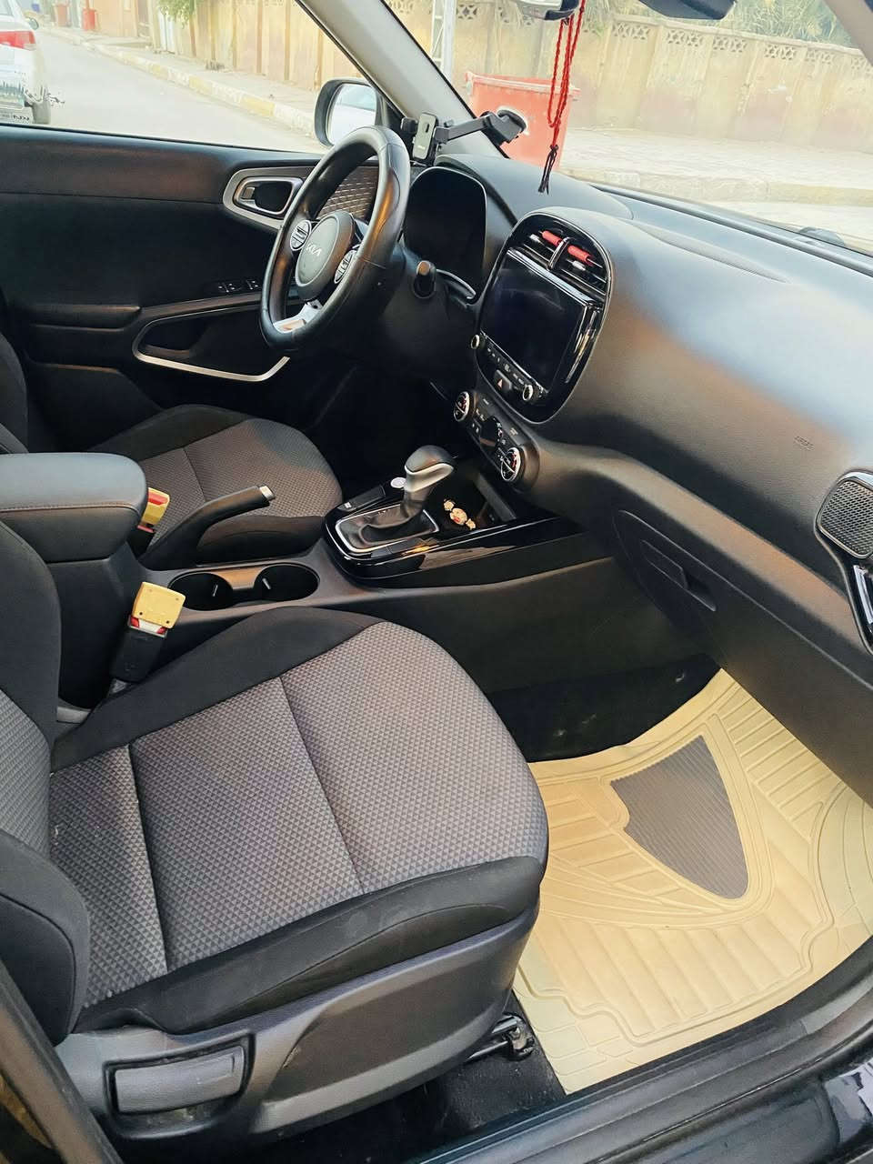 السلام عليكم
كيا صول 2023 رقم كربلاء 
فول مواصفات عدا الفتحة شاشة كبيرة
كرسي السائق كهرباء بصمة تشغيل بصمة ابواب رادار كاميرا دوارة 
حادثها بارد بالجاملغ الامامي عكس السايق وبارد بباب السايق 
بدون ايرباك كلهن سليم صور الحادث موجوده
باسمي السيارة 
تخم تاير جديد 
ماشية46 الف قابل للزيادة 
مكانها كربلاء 
السعر 146 وبي مجال 
الاستفسار ***********
