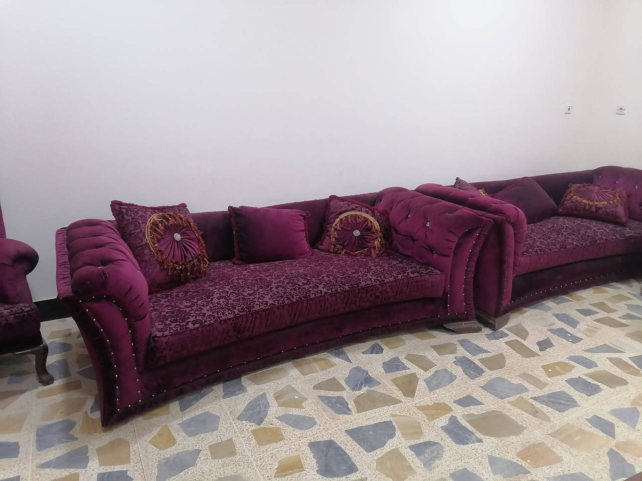 السلام عليكم ورحمة الله وبركاته إلى أهالي سكنة حي المصافي نعلن لكم عن بيع اثاث الدار الواقعة في قاطع ٢٦ دار رقم ٥١ الاثاث يتكون من غرفة نوم تركي ٦ أبواب سعرها ٣٥٠ الف مع تخومة عدد ٣ تخم ماروني سعره ٢٠٠الف ويتكون من قنفات أثنىن كبار واثنين نفر واحد وطخم بيجي تكمة ثقيل يحتوي على مجرات وينقلب ليصبح سرير نفرين ويتكون من قنفات اثنين نفرين واثنين نفر واحد وقنفة ثلاث نفرات وديوان ابيض حليبي  سعره ٢٠٠الف وغسالة فول اتوماتيك الجي ٨ كيلو سعرها ٢٠٠الف وطباخ ٥عيون ابو الفرن وسعره ١٥٠ الف وغسالة زوالي  سعرها ١٥٠ الف+مبردات اثنين واحدة 2.5 سعرها ١٠٠ الف واحدة 1.5 الكبيرة شغالة والصغيرة ماطورها عاطل ابيعها كشرب٥٠الف وتخم أخضر ب١٠٠ الف وزوالي تكفى بيت كامل وخاصة الغرف الكبيرةسعرها ١٠٠ الف الزوالي  الكبير ٧٥ الف الوسط و٥٠ الف الصغيرة للاستفسار عن الأسعار الاتصال على الأرقام *********** ***********
