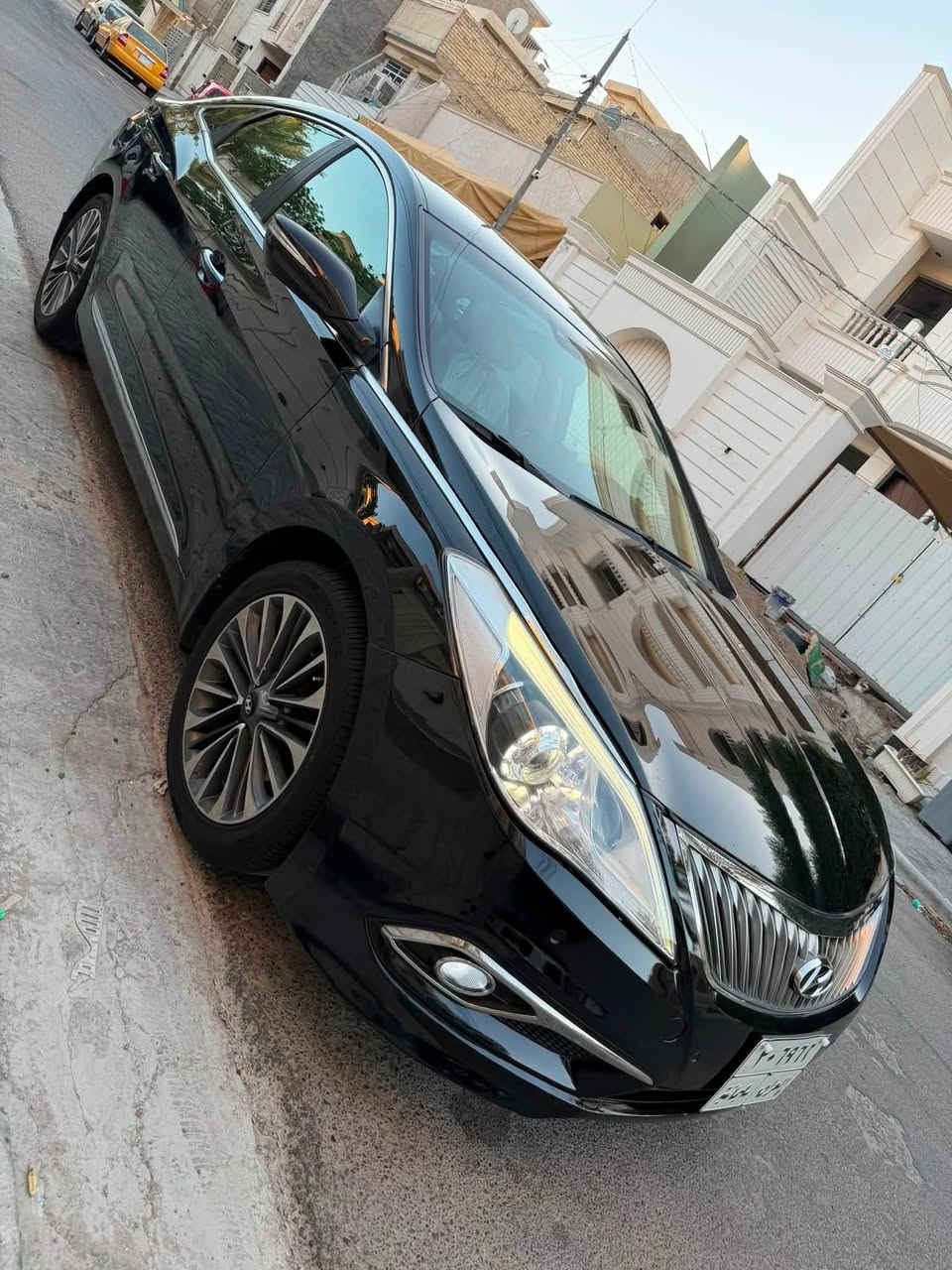 السلام عليكم 
هونداي ازيرا موديل 2013 خليجي مكفولة من الضرر والصبغ كفالة مكينة على وضع الشركة ممفتوحة سيارة احلة من الصور مكينة كير صدر تبريد تخم تاير كلة جديد بالعافية عل ياخذها سيارة جديدة رقم سليمانية ثاني يوم تحويل مكان السيارة بغداد الاعظمية سعر 122 وبيه مجال 
رقم موبايل       ‭***********‬
