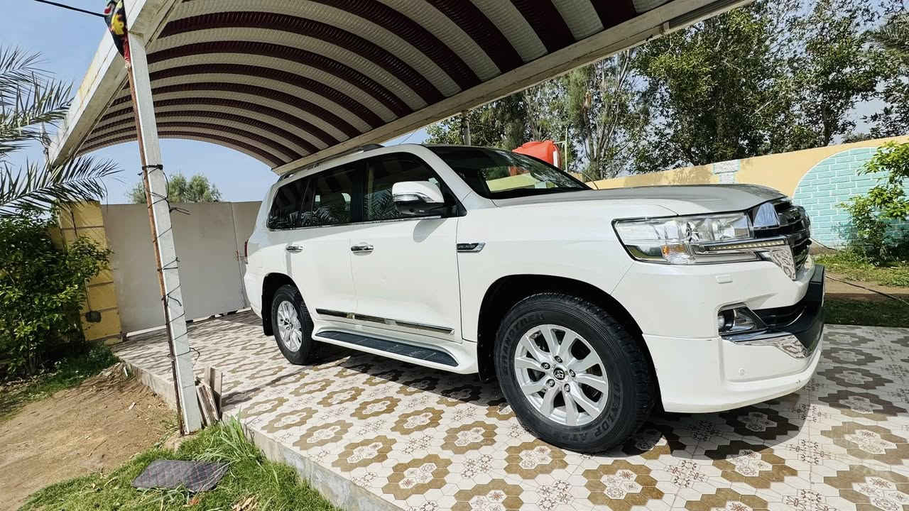 سلام عليكم للبيع لاندكروزر موديل ١٨
سيارة جديدة 
فول موصفات 
ترهم مراوس
***********
