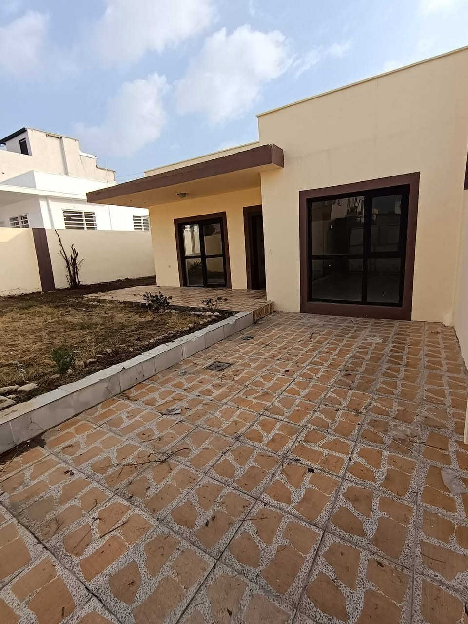 بيت للبيع في مجمع اوزال ستي Ozal City
المساحة :- 250م طابق واحد 
3 غرف نوم | استقبال | مطبخ | مجموعة صحية | حديقة و كراج )   
ملاحظة:
*يحقلك اعادة بناءها من جديد او اضافة طابق ثاني 
*****************************************
خانوو بۆ فرۆشتن لە ئۆزال ستی 
ڕووبەر :- 250م  یەک نهۆم 
٣ ژووری نوستن | دیوەخان | مەتبەخ | گەرماو | باخچە و گەراج ) 
للاستفسار
***********
***********
