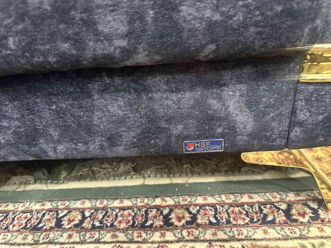 ديوان تركيا المنشاء نظيف جدا جدامع كوشات عدد 5 مقاعد عدد 6 لون رصاصي ماركه معروفه مو عادي السعر المطلوب ٤٥٠ الف لتواصل *********** والطبلات خشب مع شبيه المرمر الوجه ٤٥ الف
