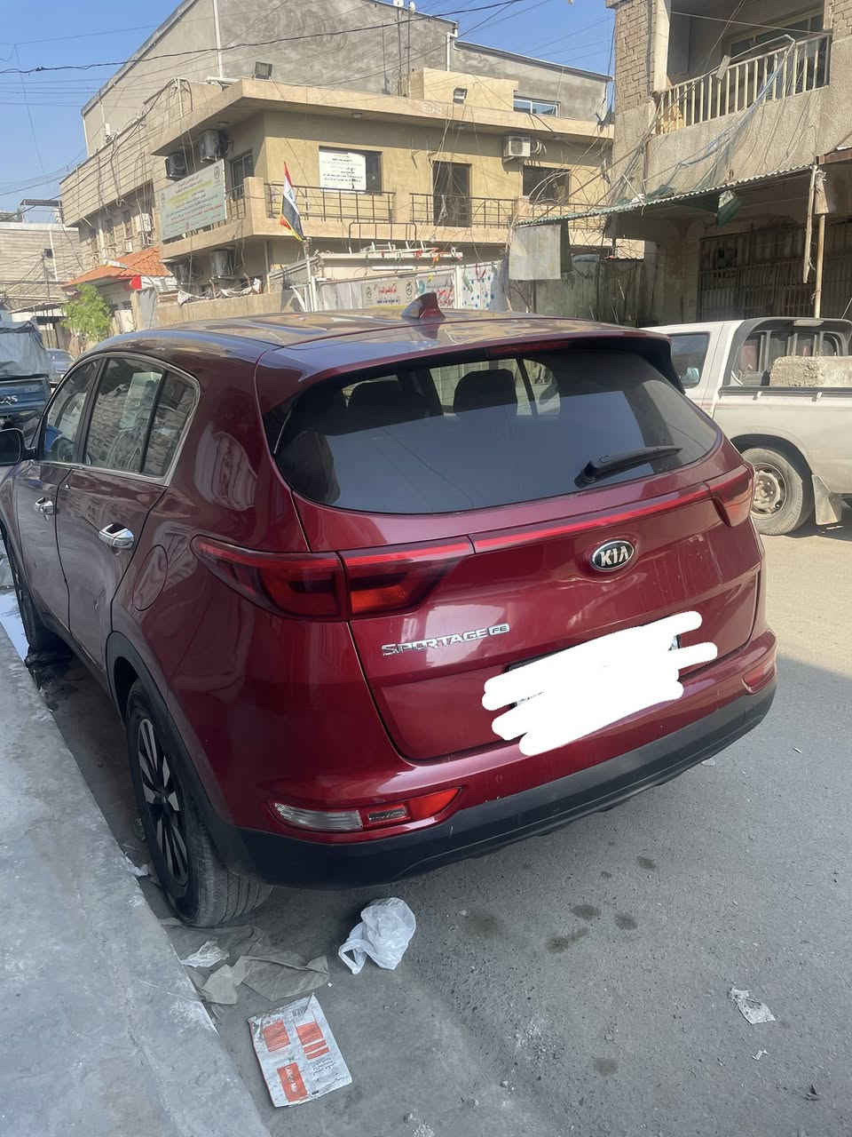 سلام عليكم.  للبيع سبورتج ٢٠١٨ وارد أمريكي  رقم سليمانية وباسمي   محرك ٢٤٠٠ gdi  ماشية ٧٢ ألف   سيارة كلش حلوة  داخلة للعراق كلين   بس نطخت عندي  شي خفيف عدلتها على البارد بابتين عكس السائق  وللاستفسار اكثر الاتصال بالرقم 
واتساب *********** 
السعر 16500$
