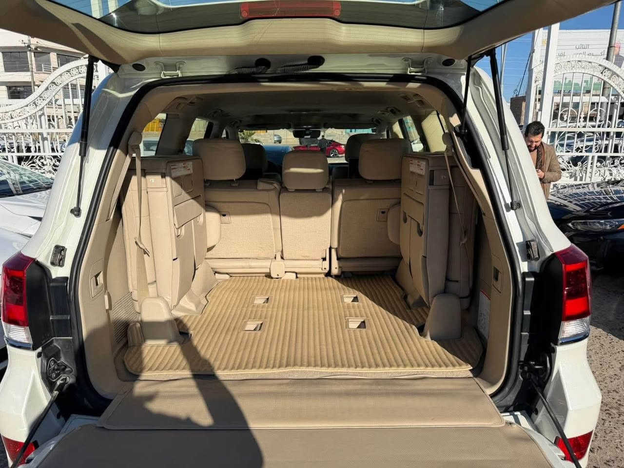 تويوتا لاندكروزر  2021 GXR (Grand Touring – SAS)
(باب أول – شركة SAS) المحرك: 8 سلندر
الممشى: 117 كم )
السيارة على وضعها البلدي (أصلية بالكامل)
بدون صبغ او تبديل كفاله عامه سياره 
كفالة عامة من كلشي
محرك وكير بشرط مامفتوح 
4 تايرات دنلوب أصلية جديدة
سنوية + رقم كلها جديدة وجاهزة
تحويل مباشر رقم بغداد 
جاهزة 100% بدون أي نقص
المواصفات (فول 1/1 
فتحة سقف
بصمة تشغيل + أبواب (2 بصمة)
تشغيل عن بعد
صندوق شفط (كهربائي)
3 شاشات
4 كاميرات
شحن وايرلس
كشنات جلد + كشنات كهرباء (كشن السائق 3 دكم)
ثلاجة
نظام ECO
حساسات أمامي وخلفي
مرايا شفط + طي أوتوماتيك
لايت LED + زينون بلادي
داخل بيجي
ستيرن تحكم (فوليوم)
نظام دبل + دبل فوليوم
نظام تنظيف لايت أوتوماتيك
السعر 570 وبيه مجال


**إذا كنت صاحب هذا الإعلان وتريد حذفه لأي سبب، رجاءا أرسل رسالة إلى الدعم الفني**