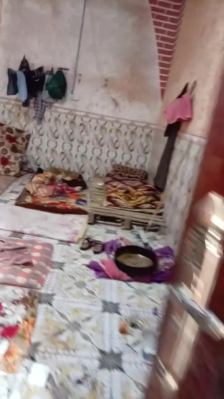 بيت تجاوز المساحة أكثر من ٢٠٠ متر بيه اربع غرف واستقبال وحمام  وكراج ومحلات اثنين العنوان النومة شارع جرف الملح قريب على الشارع الإطفاء الرئسي السعر ٣٠ مليون ***********
