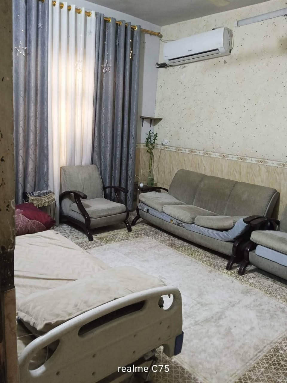 السلام عليكم يوجد بيت للبيع مساحة 110 م
جسر ديالى شارع تويثة يحتوي على طابقين 
الأول يحتوي على أستقبال+ صالة+ مطبخ +
غرفة + حمام+ تواليت عدد2 
الطابق الثاني غرف نوم عدد 3 + حمام 
الطابق الثالث بيتونة+ سطح 
للأستفسار *********** 
علما يوجد درج خارجي للطابق الثاني
