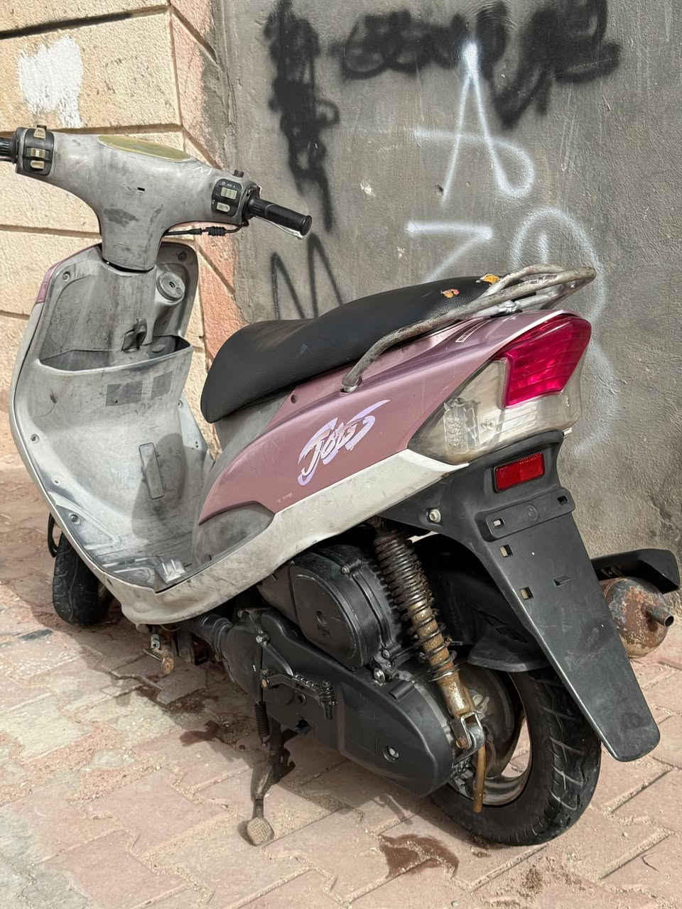 السلام عليكم
ماكس قجمه بلاديه ما مفتوحة ٤٩ 
كلشي شغال سلف هندر اشاير كلوبات هورن
ما صالها هواي من نازله من رمبه 
سعر ٦٥٠ وبيها مجال قليل 
مكان بصره امن داخلي قرب كوفي دحوس
***********
