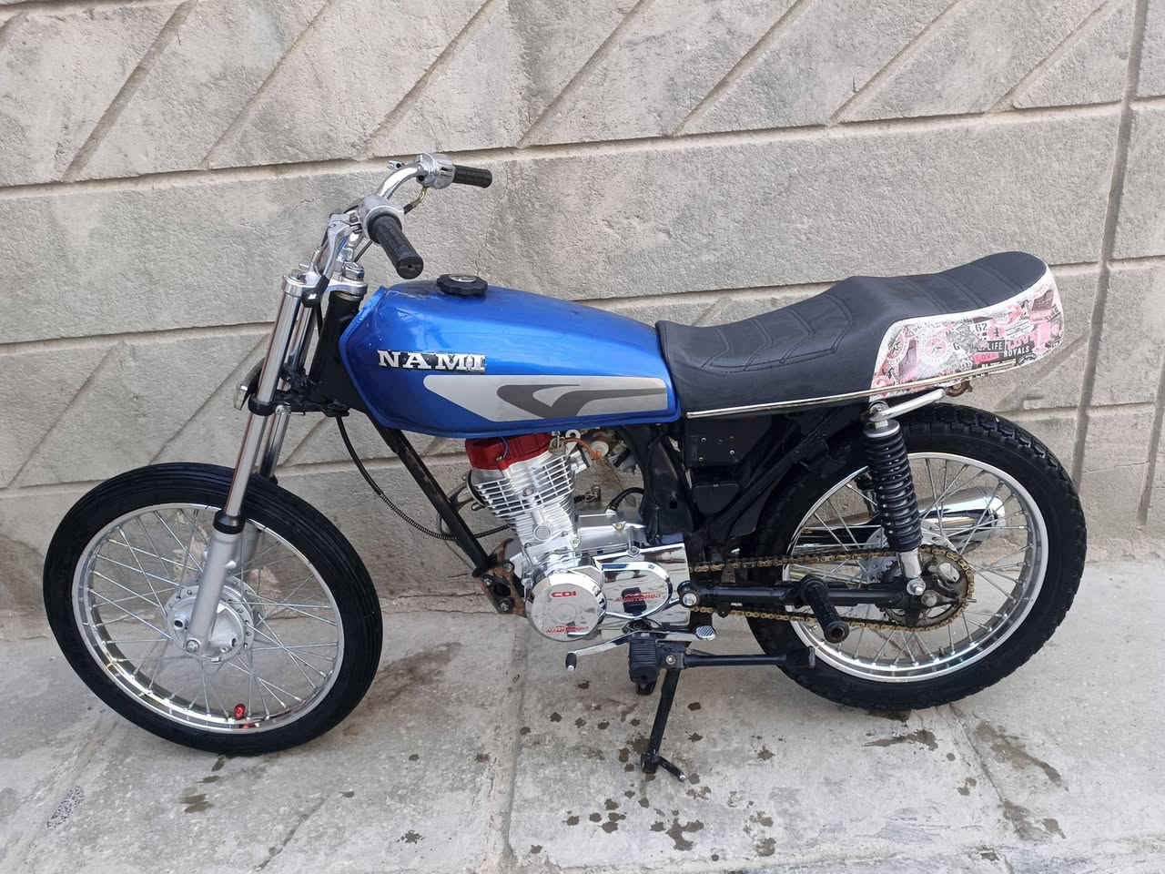 السلام عليكم دراجه للبيع تعمير 25 ما مفتوحه بيها برغي  مكينه تيربو كلك كلك  لدراجه سعرها 575مكاني ناصريه مركز ***********
