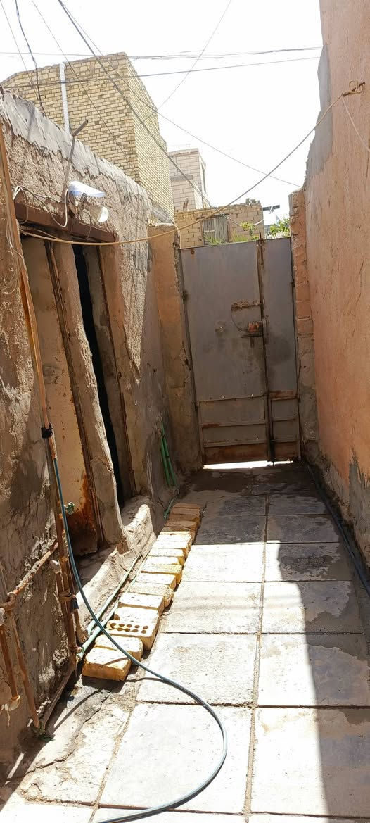 السلام عليكم  
بيت خلفي طابو مشترك باسمي احوله رأساً 80 متر بالطابو واقع حال اكثر من 90م بناء مكون من غرفتين ومطبخ وساحه كبيره تصلح صاله هول وحمامات العنوان سوق الشيوخ شارع موكب العقيله اول فرع من تنزل من جهة الصوره رابع بيت عن الشارع سعر 46 وبي مجال للشراي الاخلاء خلال فتره قصيره
واتساب ***********
