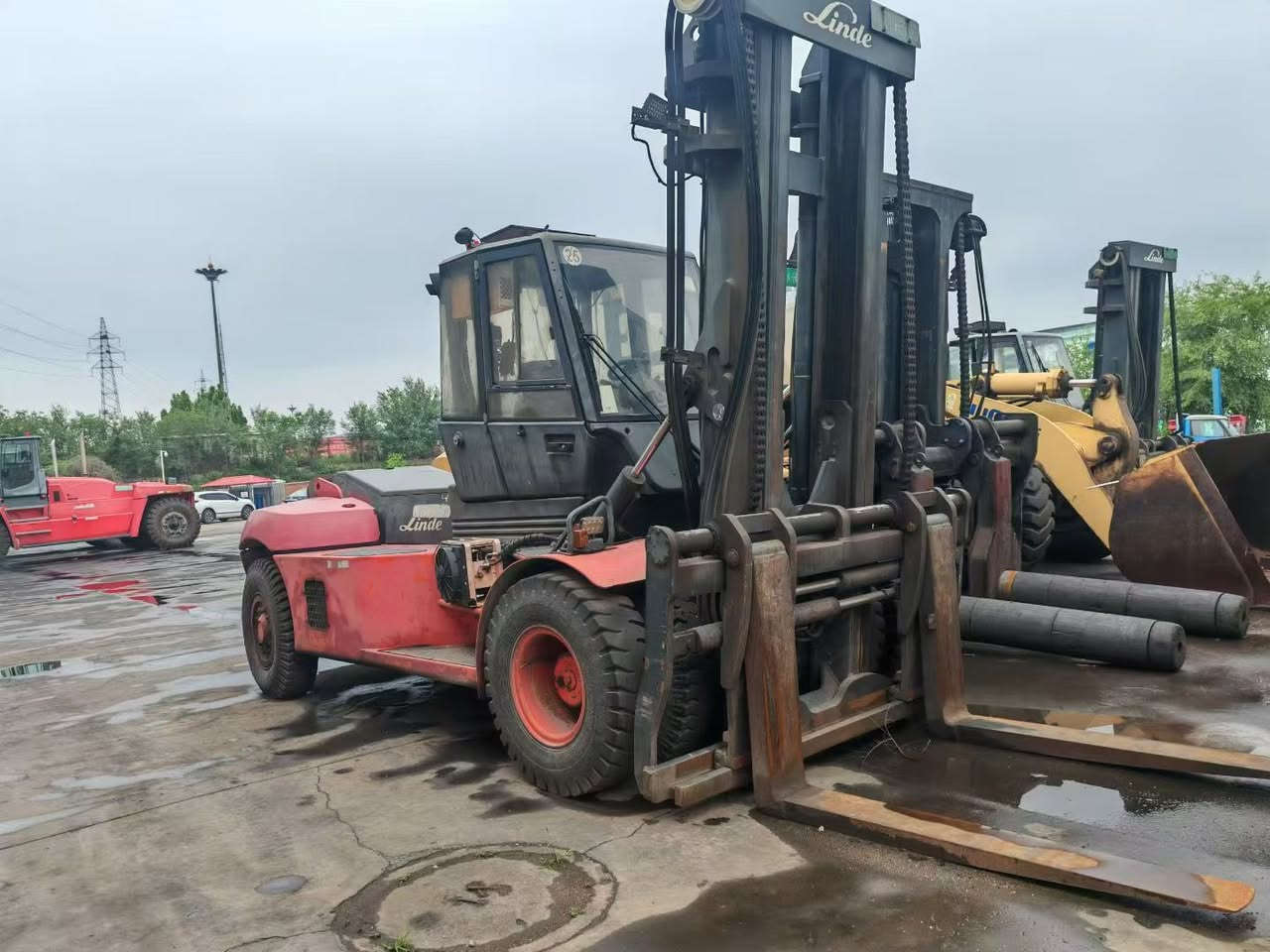 Brand:Linde 

16 ton
Working 2200hours 

Load center distance:1200mm

Lifting height:3800mm

Engine manufacturer /mode:Perkins 

Fork dimensions:4500x2440mm

Year of manufacture:2015

Driver’s cabin 

A/C air conditioner 

Rearview camera 

Price:FOB/CIF


**إذا كنت صاحب هذا الإعلان وتريد حذفه لأي سبب، رجاءا أرسل رسالة إلى الدعم الفني**