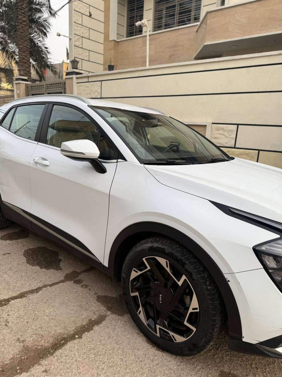 🚗 للبيع: كيا سبورتج 2023 – وارد خليجي
📍 مكان السيارة: بغداد – الكمالية 
📞 للتواصل: ***********

💰 السعر: 205 ورقة 
📊 المسافة المقطوعة: 82 كم
🛠️ المحرك: 4 سلندر 2000cc

⚙️ المواصفات:
• فول مواصفات عدا فتحة السقف
• بصمة تشغيل + تشغيل عن بعد
• مقاعد أمامية كهرباء مع تدفئة
• شحن تايب C بالكشنات + شحن وايرلس
• شاشة كبيرة
• كاميرا خلفية
• حساسات أمامية وخلفية
• تبريد قطعتين
• درايف مود – أوتو هولد – نظام منحدرات
• هاند بريك بصمة
• مرايا كهربائية
• شفتات ستيرن 
• عند بريك دكمه

⚠️ أضرار السيارة:
• صبغ بدايه الجاملغ الأمامي 
• بيه طخه في الباب الخلفي الايمن 
مثل ما موضحه

📌 تفاصيل إضافية:
• رقم/ اربيل 
• تحويل / وكالة
