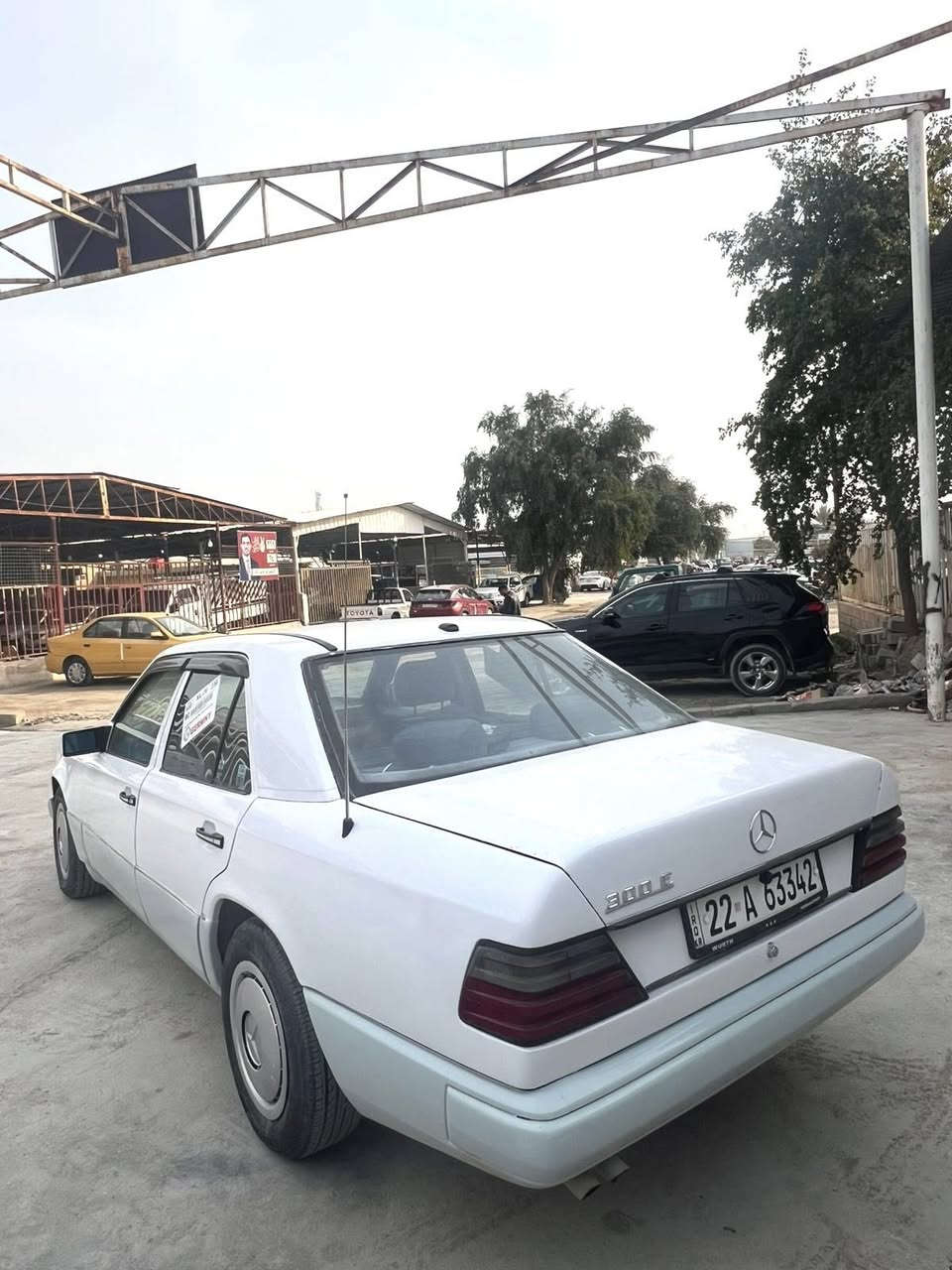 سلام عليكم 
مرسيدس دب E300 موديل 1988 لون ابيض رقم أربيل الجديد  سنويه جديده شرط التحويل محرك ملكه 3000 شرط كير ومحرك تخم تاير جديد كهربائيات شاشه كأمره سنتر لوك آريل كهربائي كلها شغاله 
صبغ عام قواعد معمره غرفتها نضيفه جداً 
تراي وين مايعجبك مكاني سامراء السعر 50 بيها مجال لشراي 
***********
