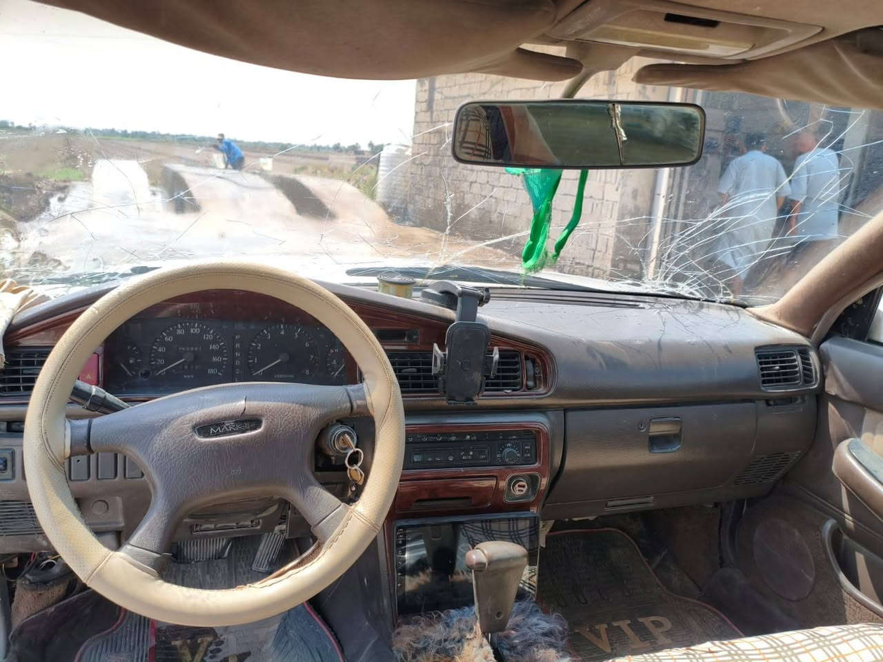 سلام عليكم سياره للبيع موديل ٩٣ شيزر عظم مكينه كير خير من الله تبريد عوزه غاز مالكها ايريد امداور مكينه ثنين ونص مكان نجف الشرف مشخاب ناحيه القادسيه *********** سعر ٢٥ اوبيها مجال قليل
