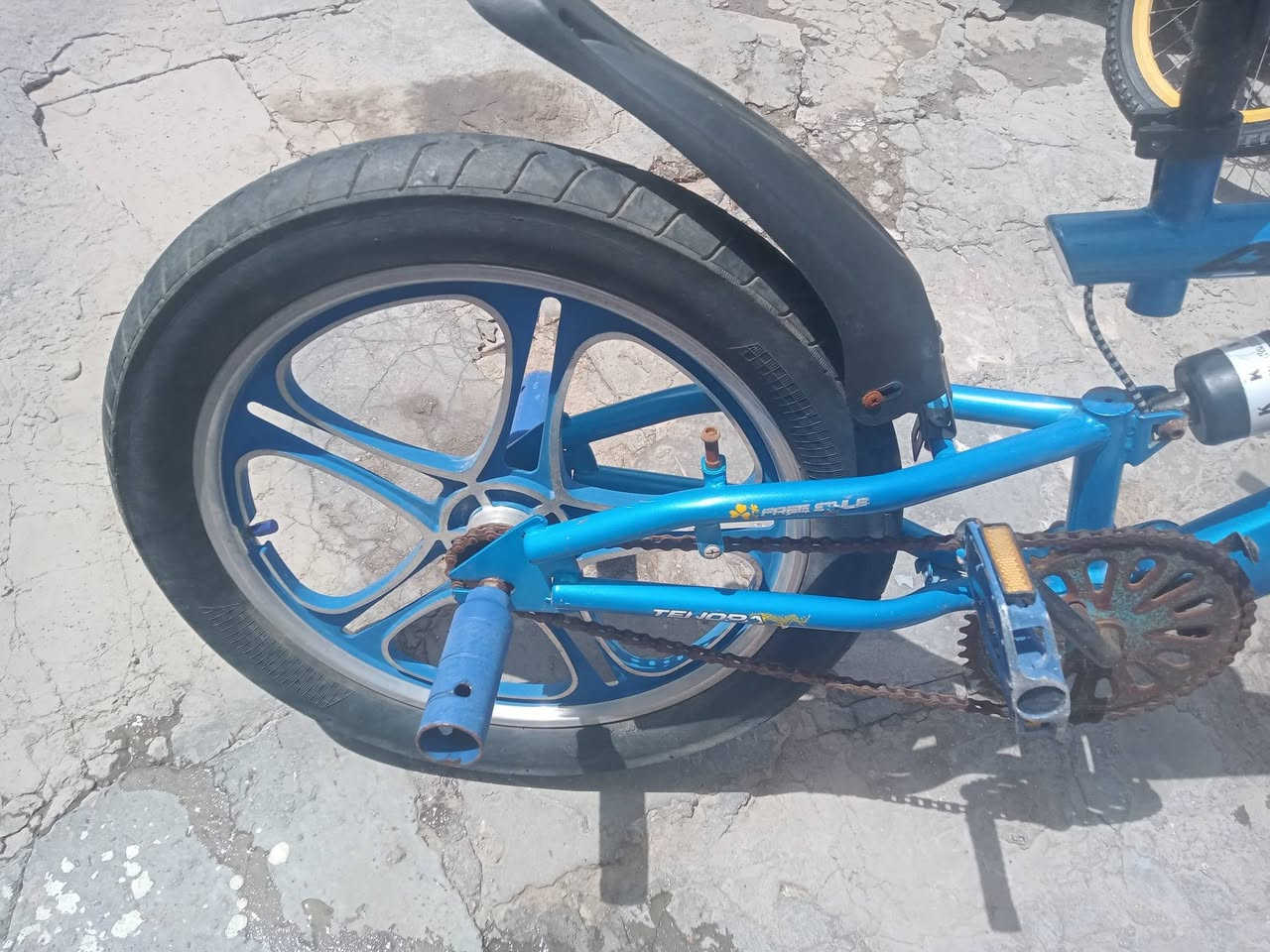 بايسكل Bmx حجم 20 كوري اصلي دبلات اماميه ودبل وسطي متحرك وزوج بريكات نظيف جدا السعر 90الف مجال قليل مكاني السيديه ***********
