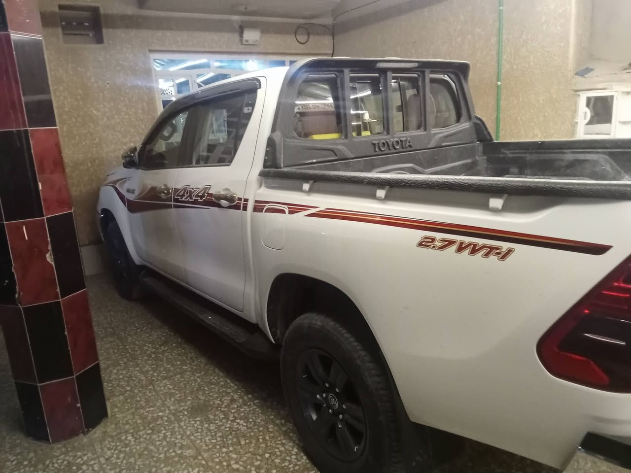 سلام عليكم عندي تيوتا هايلوكس موديل 2022 سياره ماشيه 73 الف يدات مذهبه كويتي رقم اربيل رقم الهاتف ***********
