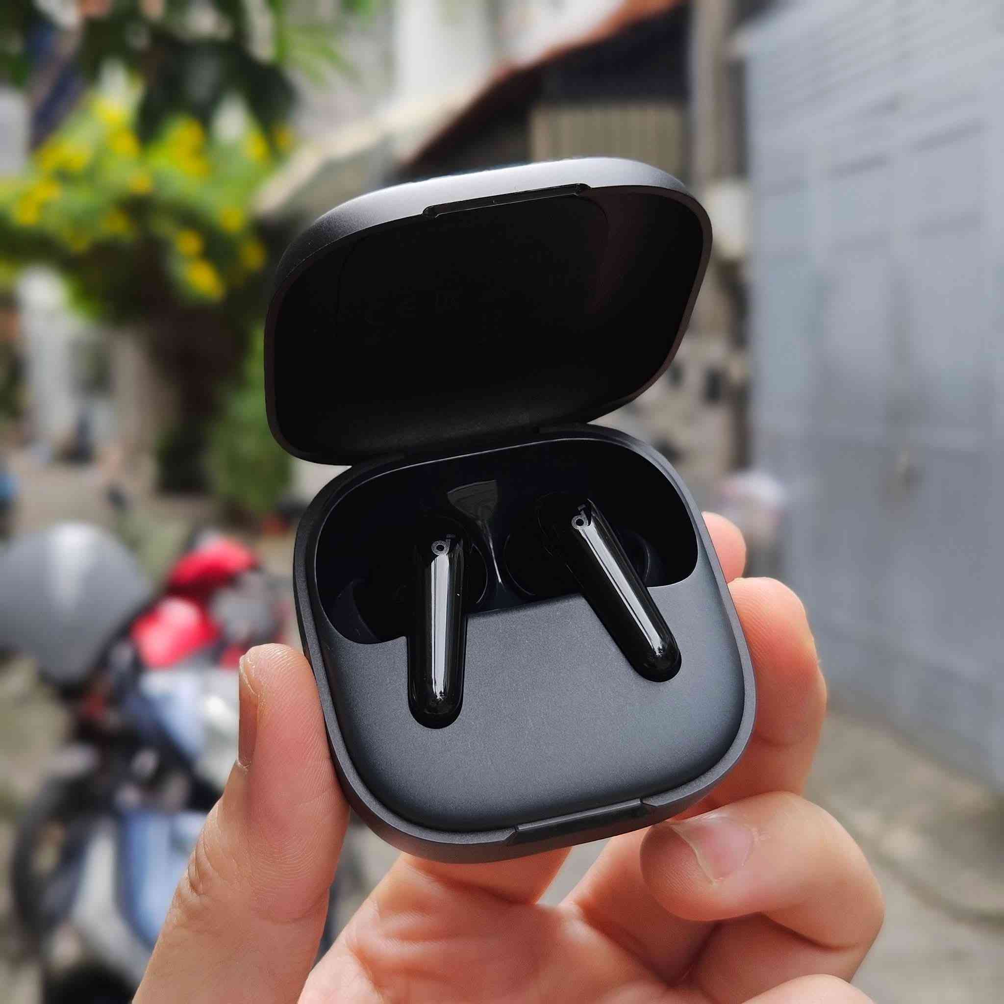 ✈️🌍 لعشاق السفر والمغامرات…
بعد اليوم ما تحتاج تحمل مترجم وياك! 😍🔥

مع سماعة
✨ Anker Soundcore R60i NC ✨
صار التواصل أسهل من أي وقت مضى 🎧

🎙️ ميزة الترجمة الفورية بالذكاء الاصطناعي تدعم أكثر من 100 لغة حول العالم
حتى تقدر تتواصل، تفهم، وتسافر بثقة أكبر 🌏

💡 سواء بالمطار، السفر، الدراسة، الاجتماعات أو حتى التواصل مع أشخاص من دول مختلفة…
السماعة تساعدك بالترجمة الفورية بشكل سريع عبر التطبيق المدعوم 📲✨

🎧 مو بس ترجمة… هاي السماعة تقدم تجربة صوت احترافية متكاملة:

✅ عزل ضوضاء ذكي Adaptive ANC
يقلل الضوضاء المحيطة حتى تستمتع بصوت أوضح وراحة أكثر، خصوصاً أثناء السفر والطيران ✈️

✅ وضع الألعاب Gaming Mode 🎮⚡
استجابة أسرع وتقليل تأخير الصوت حتى تستمتع بالألعاب والفيديوهات بسلاسة أكبر.

✅ مزودة بـ 6 مايكات ذكية مع تقنية AI
حتى يكون صوتك واضح جداً أثناء المكالمات مع تقليل الضوضاء والهواء الخارجي 🎙️🔥

✅ صوت Hi-Res احترافي مع LDAC
تفاصيل صوت عالية الدقة وباس قوي لمحبي الجودة الحقيقية 🎶

🔋 بطارية قوية تدوم لفترات طويلة:
▪️ حتى 10 ساعات تشغيل بالسماعة الواحدة
▪️ وحتى 50 ساعة استخدام مع علبة الشحن 😍
▪️ ومع تشغيل العزل النشط ANC تدوم تقريباً:
8 ساعات للسماعات + حتى 40 ساعة مع العلبة.

⚡ شحن سريع:
فقط 10 دقائق شحن تعطيك تقريباً 3 ساعات تشغيل 🔥

✅ مقاومة للماء والغبار بمعيار IP55
مناسبة للسفر، الرياضة، والاستخدام اليومي 💪

📍 متوفرة لدى
مكتب علي الفرزدق للموبايل والحاسبات

🚚 توصيل إلى جميع المحافظات
📩 للاستفسار والأسعار راسل الصفحة مباشرة
***********
زورونا نتشرف بكم 
ديوانيه شارع المصورين مقابل مكتب السرعه اسفل صاله ماجد مرجون للحلاقة
