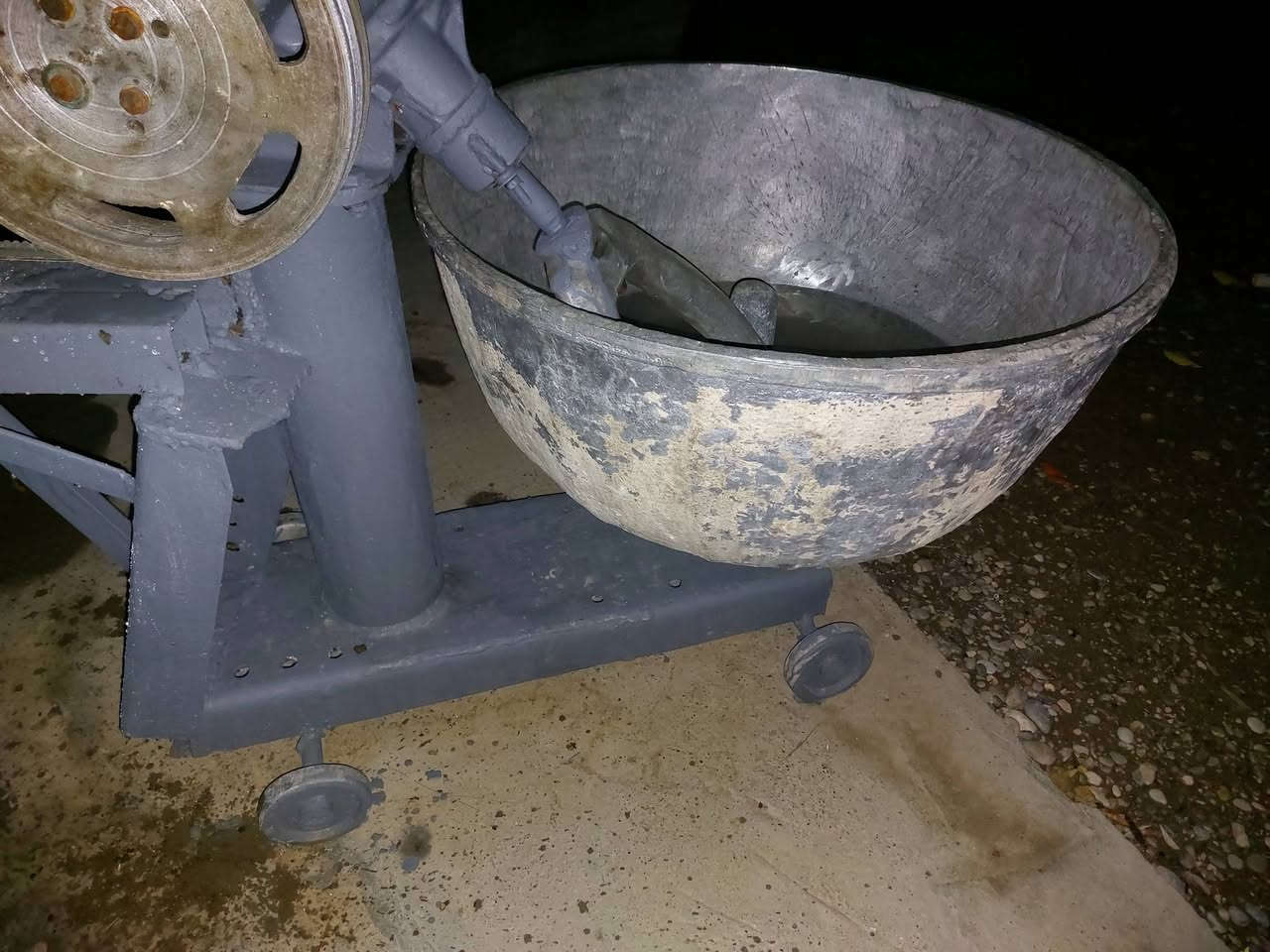 عجانه للبيع جاهزه شغاله ما عايزها شي
 السعر 350الف
هاتف ***********
