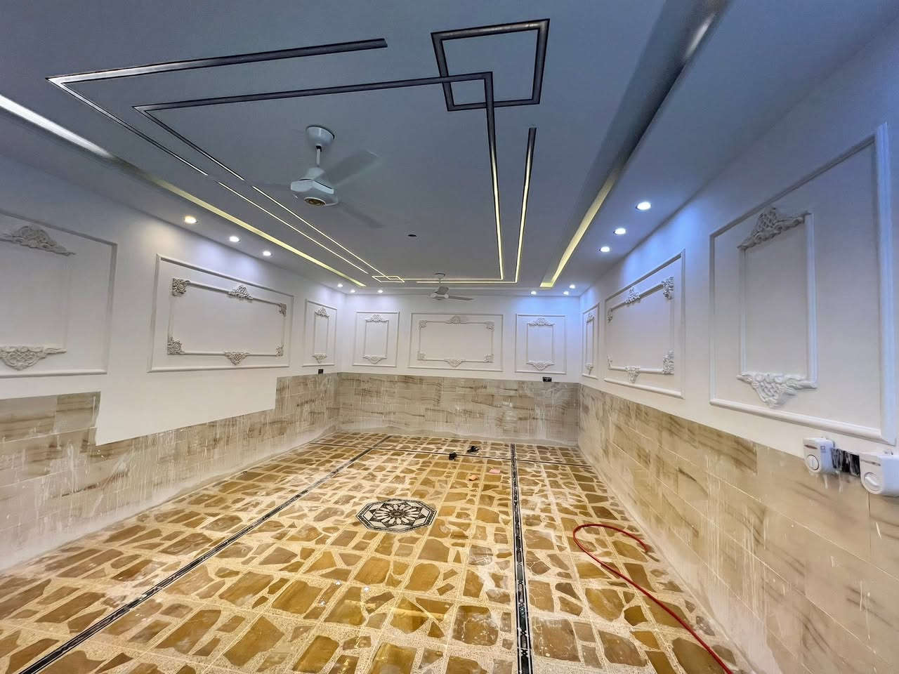 السلام عليكم عملي ديكورات جبسن بورد سقوف ثانوية بديل رخام بديل الشخب سحبات ملكيه نعمل كافه 🏠 منازل دوائر اهلية دوائر حكومية 
كل يلي تختار ديكور وحنا ننفذ استلام مهندس 🦺
عملنا داخل الموصل فقط رقم تواصل 
*********** يوجد وتساب 
***********

