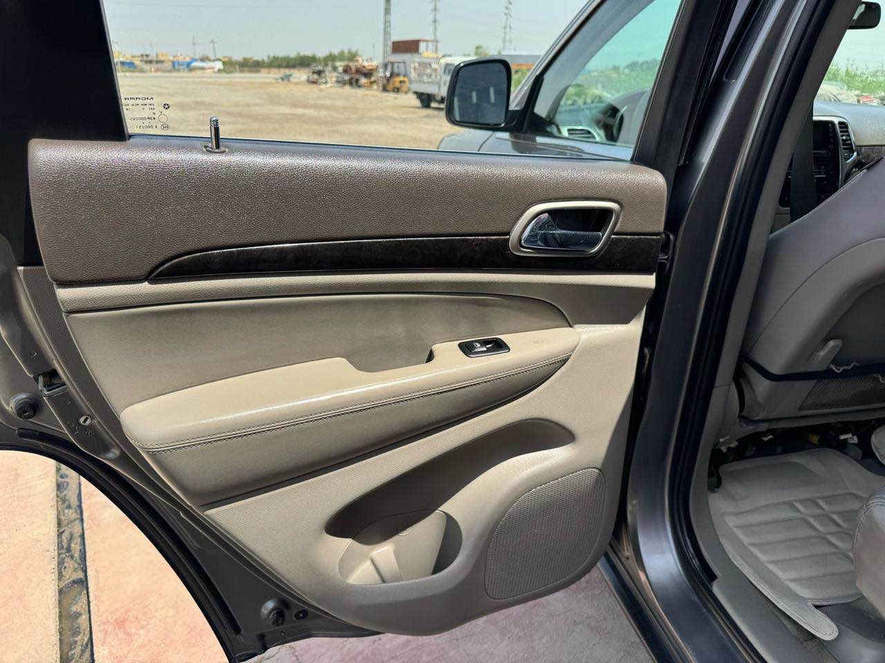 سلام عليكم 

جيب 2012 لاريدو وارد امريكي كلين 

مواصفات لاريدو
بانوراما 
جلد بيجي
بصمه +بصمه ابواب
شاشه كبيره 
كامره
حساس  خلفي
فول تحكم ستيرن
كشنات كهرباء
قطعتين تبريد
محرك6سلندر
فور ويل
سياره جاهزه  محرك كير تبريد خير من الله 
تخم تاير جديد
باتري جديد
لاستفسار 
***********

*********** أربيل, العراق
