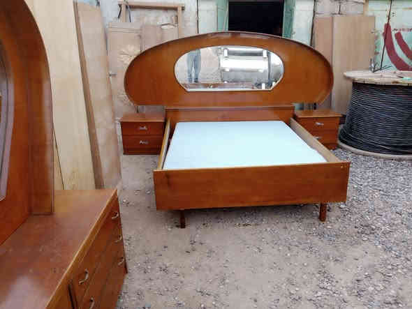 السلام عليكم ورحمه الله 
غرفه صاج عراقي 4ابواب خشب ثقيل
السعر 375الف
الاتصال مع ابو محمود طارق الحياوي 
رقم ***********
***********
