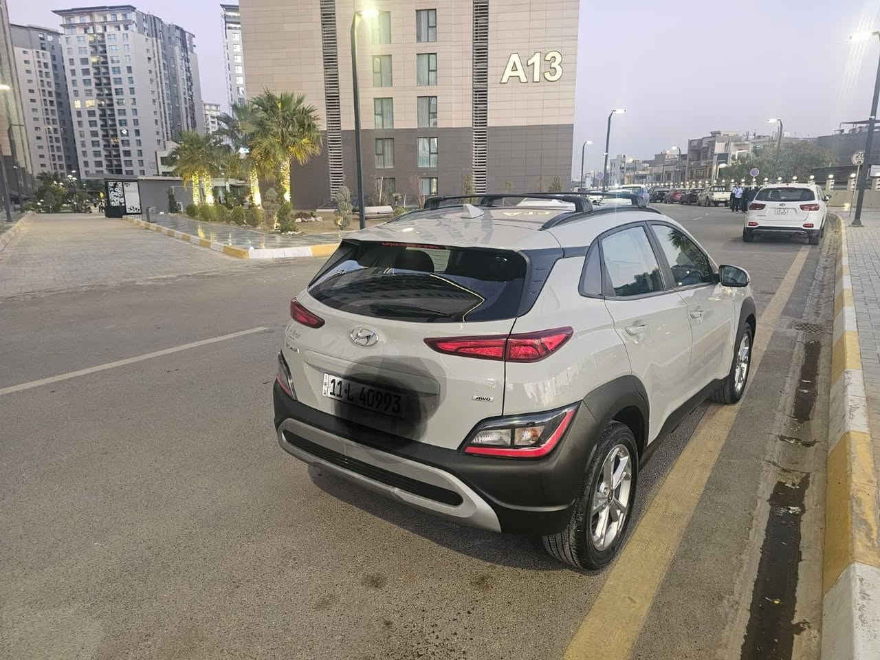 من رخصة الأدمن..
كونا موديل 2023 وارد امريكي الحادث كما مبين بالصور باب وجاملع ايسر والباقي مكفول سيارة انا مشتريها من امريكا لأبنتي  منفيس نفس اسم السنوية واستخدام بنت ماناقصها اي شي كانت ماشية 8 الاف ميل عند الشراء والان 20 الف ميل تقريبا ..رايدها ب152 ورقة بيها مجال قليل .او مراوس بسيارة اعلى.
رقم الشاصي km8k6cab9pu997006
رقم الموبايل ***********
