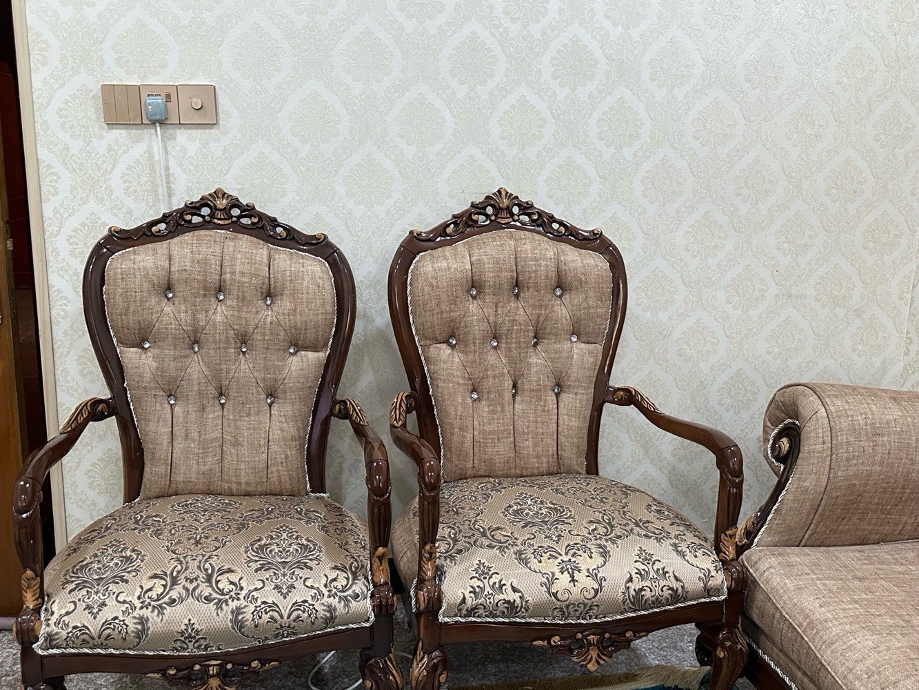 العراق / بابل _الحلة
10 مقاعد نظيف جدا
 قنفات اثنين كبار+كراسي اربعه 
(عيبه الوحيد رجل وحده من القنفات من تحت مكسوره وعادي مثل ما مبين بالصور  