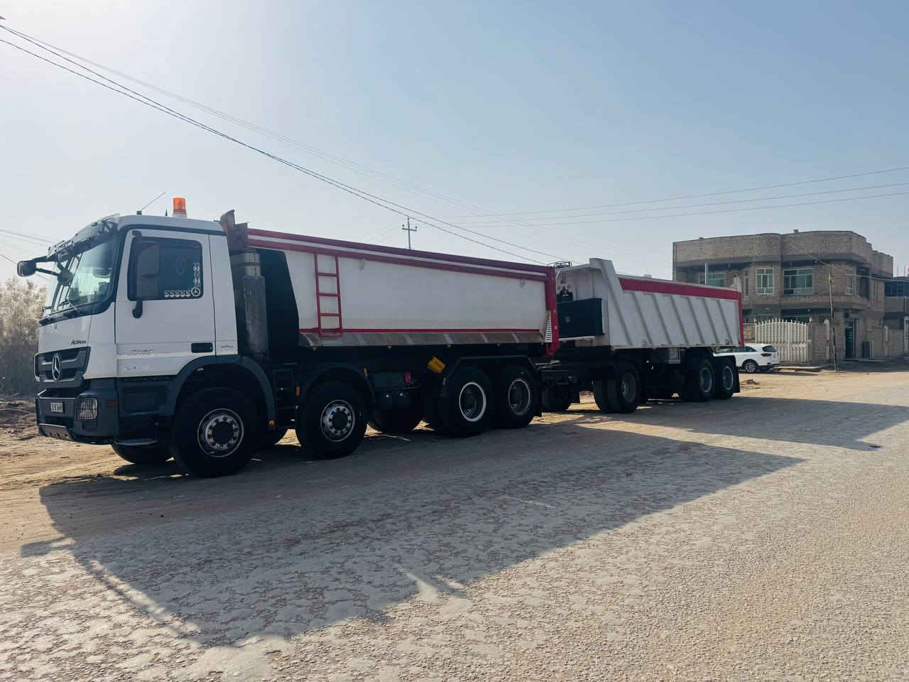 السلام عليكم للبيع اكتروز قاطرة أو مقطورة رقم أربيل 3 لوحات باسمي مديل 2011  اصل سيارة شيالة خمس فحلة ايطالية  تك قمارة كير كهربائي حجم 44/41  مكفولة كفالة عامة للستفسار رقم ***********
