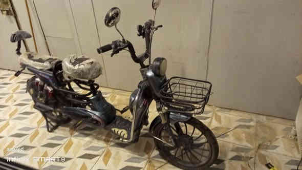 السلام عليكم عندي دراجه شحن مستعمله للبيع نقوصات هيه شااشه وبطاريات وبريك امامي ويده فالته سعر 120بيه مجال وسط مكاني الغزاليه رقم ***********
