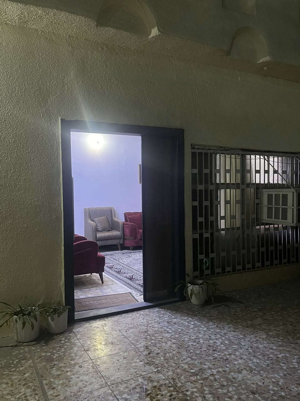 البيت للبيع حي الأعلام الكرخ مساحة ٢٠٠ م واجهه ١٠ نزال ٢٠
٣ غرف نوم ٣ صحيات و بناء محدث 
‎سعر ٤٢٠ 
***********
