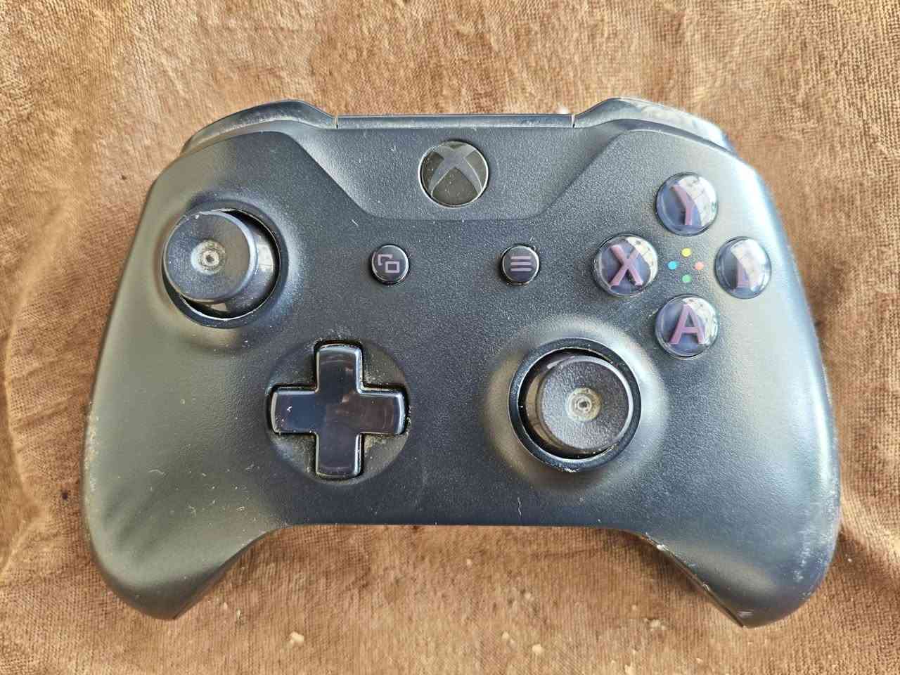 السلام عليكم 
من رخصت الادمن 
جهاز Xbox one s 
الذاكرة 1T
جويستك باندل لون بنفسجي 
بية لعبة ريدد ردميشن 2 مشتريهة 
ويا ubs 850 من فاربر  
كامل ملحقات ويا 
يوجد توصيل
السعر خاص راسلني على الواتساب ***********
