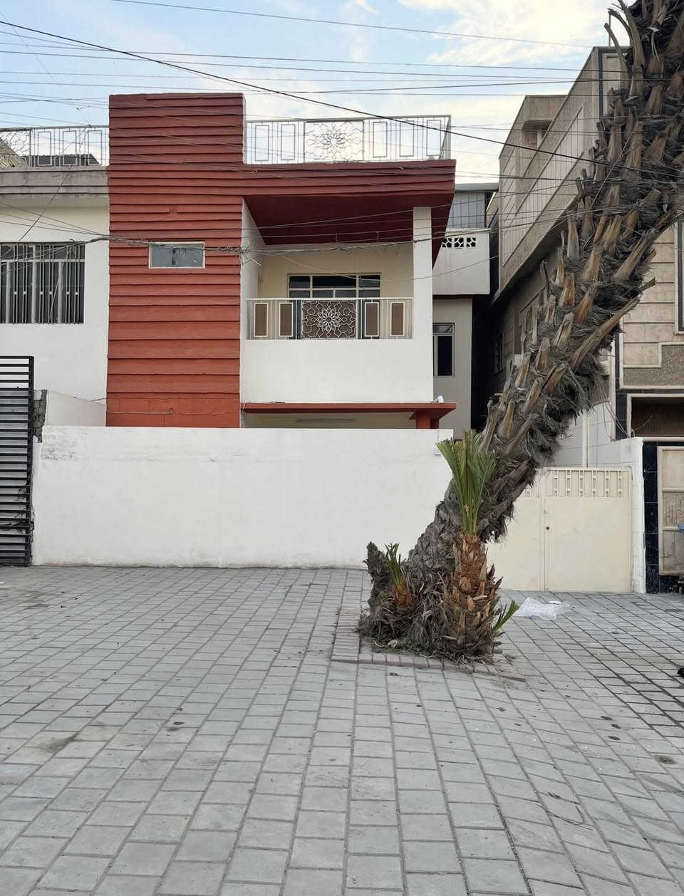 للإيجار دار تجاري مساحته ١٤٠ متر الواجهه ٨،٥ يحتوي على الطابق الارضي كراج ومطبخ مؤثث واستقبال مؤثث وخدمات ومنور على داير البيت والطابق الثاني غرفتين اكبار وغرفة صغيره وبالكونه الموقع شارع فلسطين شارع مسرح الخيمه العريض مقابل مطعم فتافيت قرب دكتور زكي نوح ( سعر الايجار الشهري مليونين ونص ودلالية المكتب مال شهر) يؤجر مخزن او مذخر او شركة مقاولات 

للاتصال *********** او *********** شركة الخيمه للعقار
