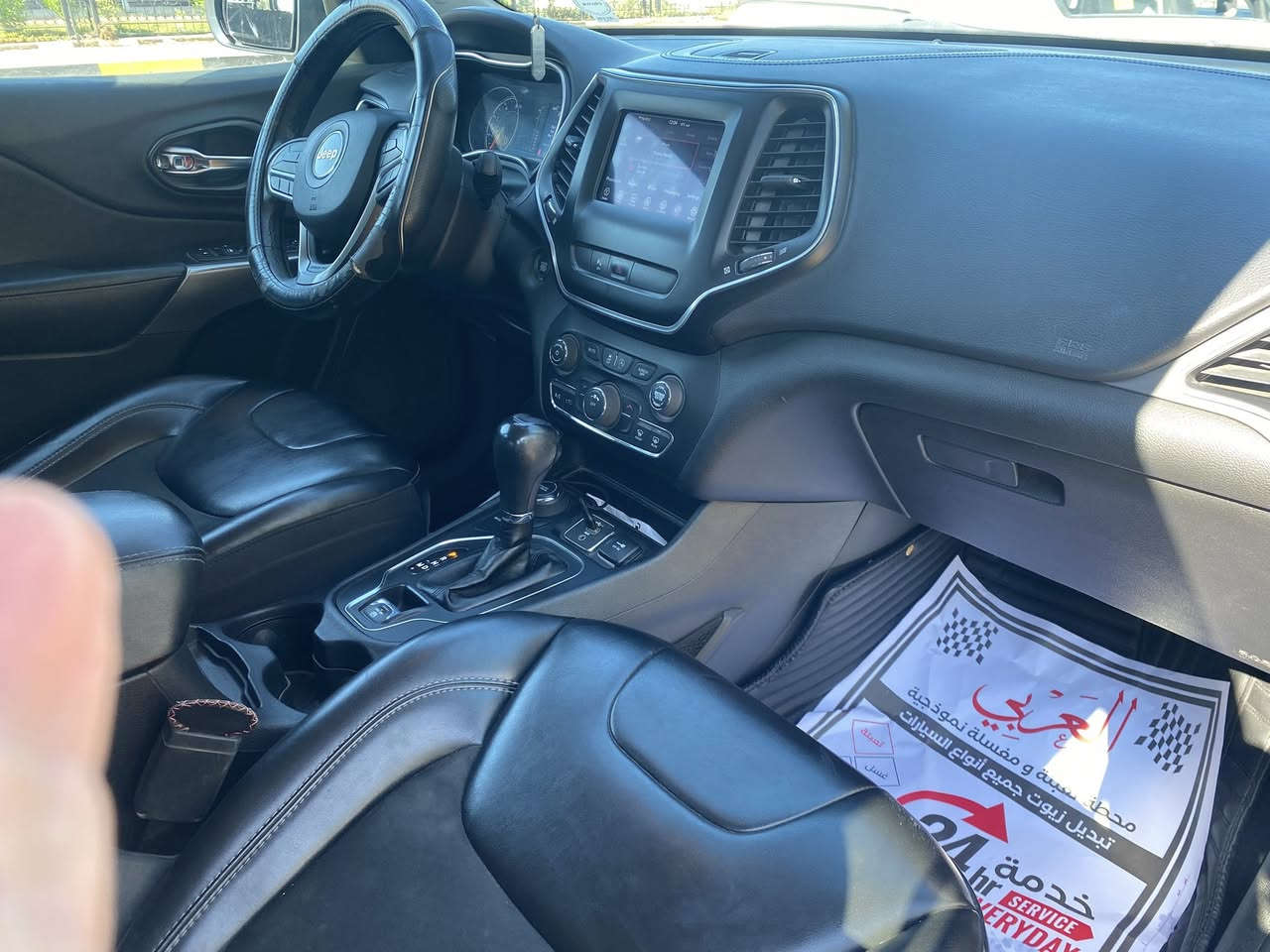 السلام عليكم
للبيع فقط
سيارة جيب شيروكي 2019 لون ذهبي رقم اربيل
ماشية كيلو  119176
4 سلندر 
ضررها جاملغ اليمين الكدام على البارد فقط بدون ارباك بدون دواخل 
للاستفسار عن السعر  ع الرقم 
***********
