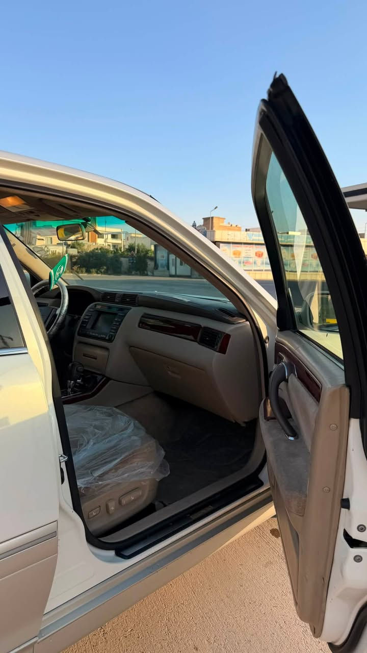 مەلیکە ٢٠٠٣ ساخ ساخ
دیفۆری بچوک ٢ دووگمەی ٤ کوشن کارەبا 
پیشو دوا کریستال 
سەیاراکە ڕەقەم یەک جوانە 
٤ تایەو ویلی نەجمی لۆکی لە ژیرو  
٢٥٠ مەسرەفی تیا نییە 
بی بۆیاخە سونەریم داناوە 
کۆدی هەیە سەیارەکە 
شوین سلیمانی 
٧٠  گەڵاو مەجال
گۆڕینە وە ش ئە کە م بە شاهینە و
مە لیکە ی موس
***********
