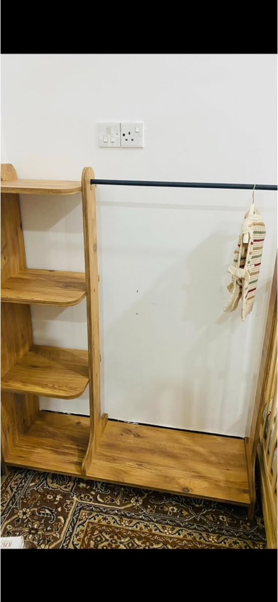 خشب صنوبر فرنسي ماركه babysing
تنفتح تتكبر من يكبر الطفل 
باب ينفتح على جانب سرير الام 
بيها ٣ مستويات 
تصير هزاز وثابته 
قفص جوه لألعاب الاطفال 
وناموسيه 
مناسبه من حديث الولاده لحد ١٢ سنة الجربايه ماخذيها 185  
الستاند


**إذا كنت صاحب هذا الإعلان وتريد حذفه لأي سبب، رجاءا أرسل رسالة إلى الدعم الفني**