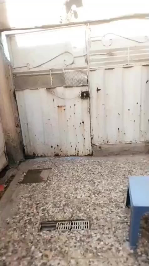 السلام عليكم عندي بيت للبيع طابو صرف تجاري بناء البيت يتكون من الطابق الارضي 2 غرف نوم واستقبال وصاله ومطبخ وصحيات داخليه وخارجيه وترك 
البناء الفوك 3غرف ومطبخ وصحيات وصاله    ويتكون محل ويه البيت العنوان بغداد مدينه الصدر قطاع 48 استفسار على هاذا الرقم ***********
