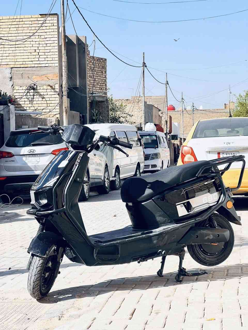 دراجة كهربائية سوداء اللون مزودة بمحرك بقوة تتراوح بين 1000 و 1200 واط.تحتوي على نظام إضاءة LED بالكامل ومواصفات مثل الدفع الخلفي وبصمة التشغيل.تصل سرعتها إلى 80 كم/ساعة مع مدى سير يعتمد على البطارية (على سبيل المثال 50-80 كم) السعر 650 العنوان بغداد 
***********
