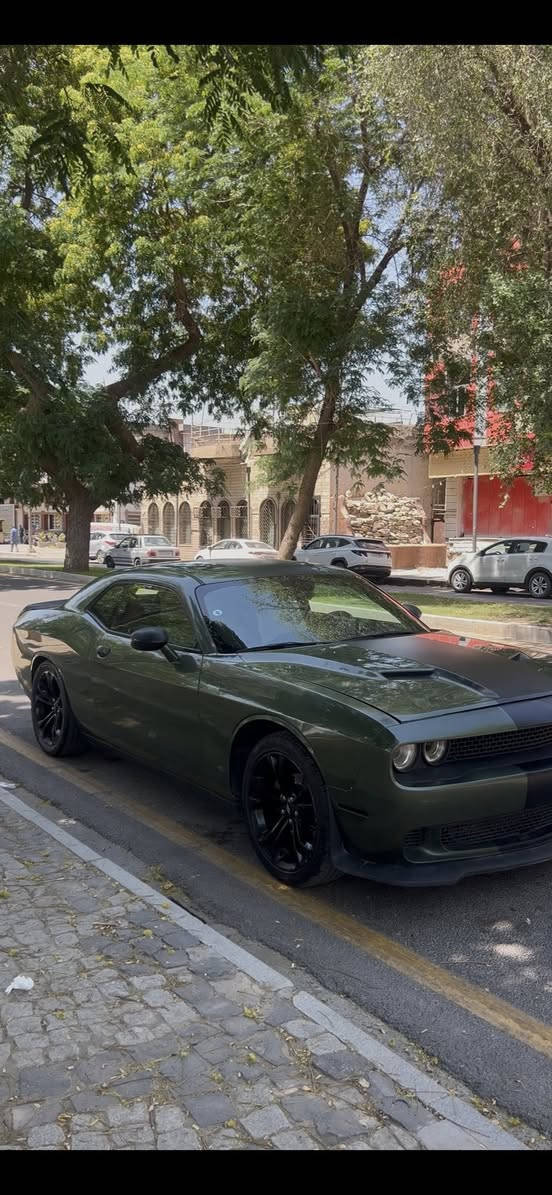 للبيع دودج جالنجر SXT موديل 2018 🔥
للناس الي تدور الهيبة، الشكل الرياضي، والأداء المرتب… فرصة ما تتعوّض.
سيارة استخدام شخصي ومحافظ عليها جداً، نظيفة من الداخل والخارج، وكلشي بيها مرتب وتخبل على الطبيعة.

الجالنجر معروفة بفخامتها وشكلها العدواني وصوتها وهيبتها بالشارع، وهاي السيارة تحديداً بحالة ممتازة وما تحتاج أي صرف، مجرد تركب وتمشي.

✅ موديل: 2018
✅ الفئة: SXT
✅ محرك قوي وأداء ممتاز
✅ قير ناعم وتبديل مرتب
✅ تبريد ممتاز
✅ داخلية نظيفة جداً
✅ شاشة وكامرة ومواصفات مرتبة
✅ إطارات وبطارية بحالة جيدة
✅ السيارة مريحة بالسواقة وثباتها ممتاز بالطريق
✅ استخدام مرتب جداً والمحافظة واضحة عليها
✅ السيارة ما بيها قطرة صبغ، فقط بارد

السيارة تخدم يومي وسفر وشكلها ملفت بكل مكان، ومناسبة للي يحب السيارات الرياضية الأنيقة بدون مشاكل أو تعب.

ما بيها أي مشاكل ميكانيكية والحمدلله، والفحص خير دليل.
والسيارة ما محتاجة غير صاحب نصيب.

📍الموقع: بغداد / الزعفرانية
📞 للاستفسار والتفاصيل أكثر مراسلة خاص أو اتصال: ***********

رجاءً غير الجادين لا
