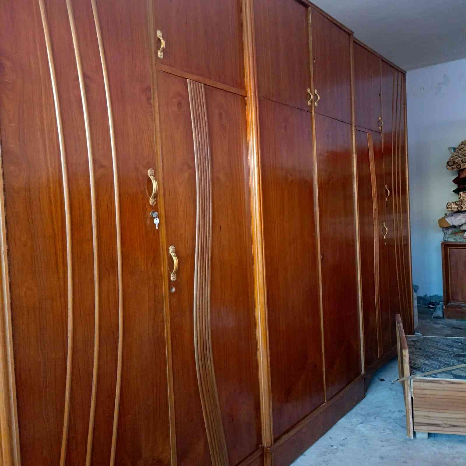 كنتور 6 ابواب طابقين شغل حطاطه درجه اولى كل باب وحده ظهر جرجوبه نظافة 95٪
كنتور 4 ابواب  شغل حطاطه  ارتفاع 220سم
كنتور 3 باب كل باب وحده داخل خارج صاج
سرير نفر صاج عدد 2
سرير نفرين توج زان.
صوميات عدد 2 نفرين. تسكام لوح..
تواصل خاص او اتصال *********** فلوجه حي المعلمين.. اخوان حجز ماكو بدون احراج..
