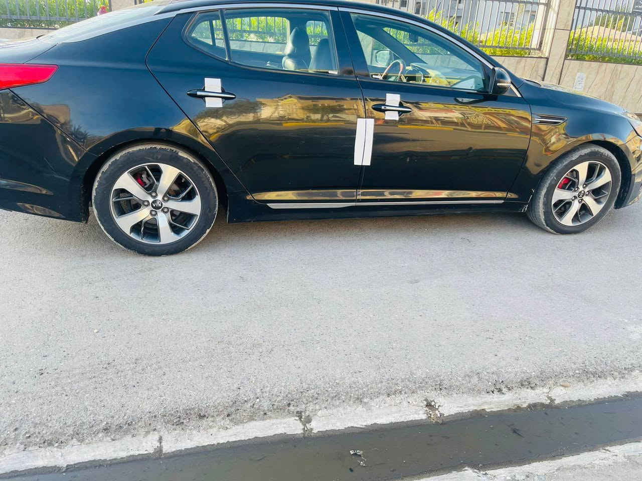 السلام عليكم كيا أوبتيما موديل 13 رقم بغداد وارد امريكي حادثها جاملغ امامي بدون دواخل وصبغ جاملغ. خلفي وباب سايق 
سياره اكثر من 6 سنوات ع ايد وحده 
فول مواصفات اعلى فئة لمتد1/1 SXL 
1-بصمة أبواب 
2بصمة تشغيل
3بصمة صندوق
4-تبريد نانو
5-تبريد قطعتين
6-سايد بريك بصمة
7-تدفئة تبريد كشنات خلفي امامي
8-بنيراما
9-مري شفط
10-اشاير بالمري
11-ترحيب يدات
12-سستم صوت
13-خزن كشنات
14-شفتات رياضي 
15-يدات نيكل
16-كشنات جلد
17-لد خلفي امامي
18-كاميرا
19-شاشة كبيرة 
20-زنون عالي ناصي
21-شاشة الكتروني ليزري
السيارة احلى من الصور ماشية 125 كم 
گير ومحرك كفالة 
السعر102 مجال قليل
العنوان /بغداد بلديات
رقم الهاتف /*********** بغداد, العراق
