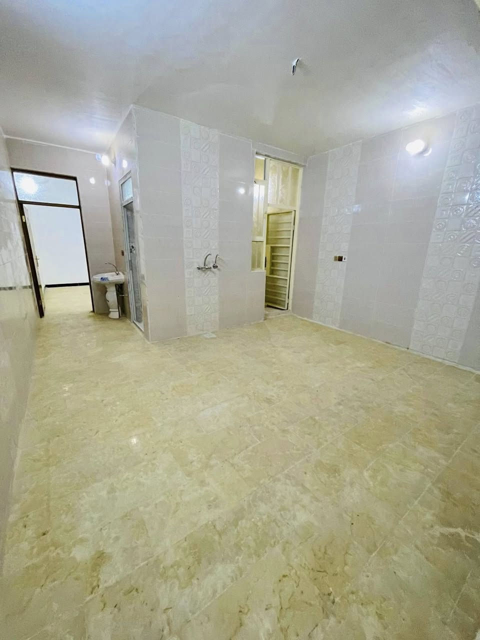 للإيجار. مساحة 120 متر بناء حديث ⬇️⬇️
مدخلين طابقين كراج — استقبل— صاله — مطبخ. خدمات -

غرفة نوم- وفوك غرفتين ايجاره 700 الف 

عنوانه الشعب شارع الصحه 

***********

***********
