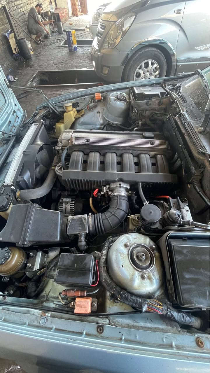 بي ام 525 (E34) موديل 1992 - للبيع بحالتها الحالية

المحرك مسكر عدل 2500 بحالة جيدة جداً 6 سلندر 
الكير بحالة جيدة جداً وما بيه مشاكل
أربع جامات كهرباء والسنتر لوك جديد وفتحة السقف شغالة 
تخم تاير نظيف 
الكشنات جلد الغرفة تحتاج شوية ترتيب واعتناء
السيارة بيها ضربة باللغد (مصلحة) والشاصي سليم 
السنوية ساقطة وصاحبها موجود ومستعد للتحويل المباشر (باسمك فوراً)
نصبه السيارة تخبل

السيارة محتاجة شوية نفضة واهتمام من صاحب نصيبها والسعر مراعي بيه حالتها 
السعر: 37ورقة وقابل للتفاوض المعقول للشراي
للتواصل واتساب *********** النجف, العراق
