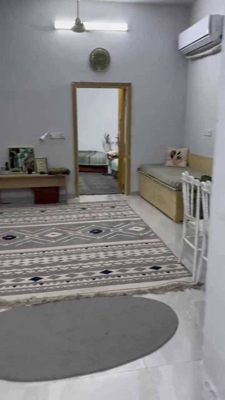 ✨ بيت للإيجار اليومي في كربلاء ✨
📍 طابق أرضي داخل القطع (أول فرع بالقطع) / شارع المخيم الحسيني
قريب جداً من سيطرة السعدية وخلف مول الحارث
🏠 مواصفات البيت:
• غرفة نوم تحتوي على ٤ قريولات + فراشات إضافية تكفي لغاية ١٢ شخص
• صالة كبيرة ومرتبة للعائلة
• مطبخ مجهز بالكامل:
ثلاجة، كاونتر، طباخ، غسالة أوتوماتيك، مواعين، قدور وكل مستلزمات الطبخ
• حمام + شرقية + غربية
• ماء حار متوفر دائماً
• كهرباء مستمرة 24 ساعة
• يتميز البيت بالنظافة والترتيب والاهتمام براحة الزائر 🌸
🚖 ميزة الموقع:
مجرد تطلعون من الفرع تتوفر سيارات العتبة مباشرة، توصلكم للمخيم الحسيني ثم إلى الإمام الحسين (عليه السلام) بسهولة.
🕛 وقت الحجز:
من الساعة ١٢ ظهراً إلى ١٢ ظهر اليوم التالي
ومراعاةً لراحة الزائر، في حال التأخر البسيط بالمغادرة لا يتم إضافة أي مبلغ 🙏
📌 الشروط:
• للعوائل فقط
• جلب الهويات للتأكد
• نقبل الهويات القديمة
• العقود خارج المحكمة غير معتمدة لطفاً
💰 الإيجار اليومي: 75 ألف
(حجز البيت بالكامل وليس للشخص الواحد)
📲 للحجز والاستفسار واتساب:
***********
🌿 نظافة، هدوء وموقع قريب يخلي إقامتكم أسهل وأجمل.
