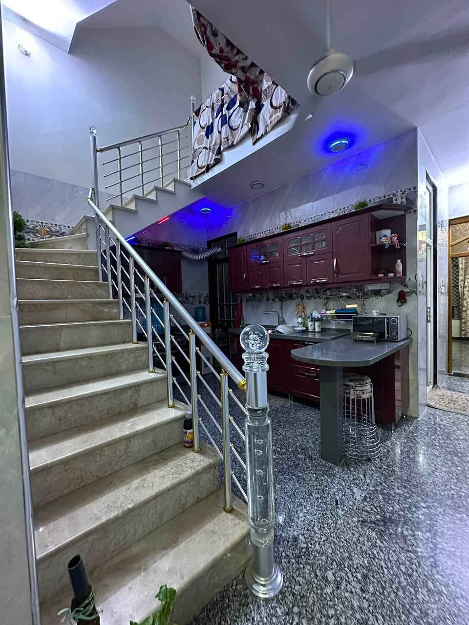 السلام عليكم 
بيت 100 متر زراعي سند 25 للبيع 
كامل طابقين وجاهز بناء حديث خدمات متوفرة مي مجاري كهرباء 

متكون من 3 غرف نوم 
حمامات 3 

موقع البيت : سكينة الزراعي مقاطعة 9/2 قرب اسواق خوخة يم مولدة وسام الساعدي القديمة عالشارع العريض البيت بالفرع يكون 

البيت سعرة 124 ومجاله بسيط 

وهذا رقم صاحب البيت للأستفسار ***********
