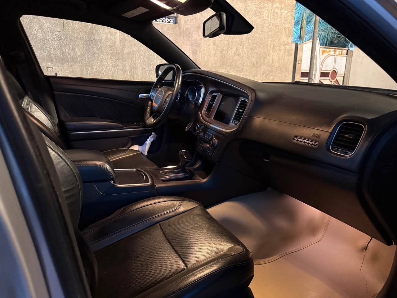 السعر 205$ 
جارجر فور ويل v6 3600 (أوتو فور ويل ) يعني ما يشتغل الا بالطين او المطر او من تبطنش فقط ، بالمشي العادي السيارة تبقى تو ويل تبقى على الدفع الخلفي 

كل المواصفات بيها ما عدا الفتحة ما بيها
حساسات خلفية
كشنات جلد كهرباء 
تدفئة و تبريد بالكشنات 
تدفئة الستيرن 
خزن وضعيات الجلوس 
نقاط عمياء بالمرايات 
شفتات بالستيرن 
ويل 20

حادثها الدعامية و البنيد مبدلات بدون ضربة شاصي ، سيارتي الشخصية ما مشتغلة خط بإسمي تحويل ثاني يوم 

اذا عجبتك السيارة اتصل او دزلي رسالة واتساب ادزلك صور الحادث 

*********** البصرة, العراق
